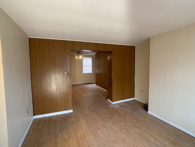Building Photo - Great 2 bed 2 bath with bonus attic space house located steps from shopping.