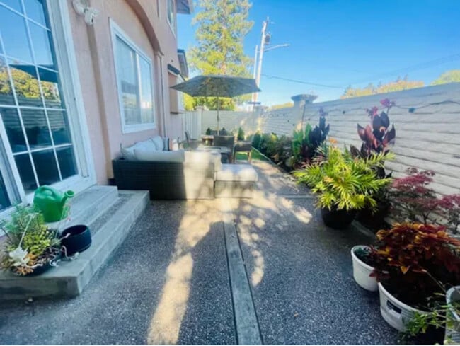 Building Photo - 1048 Bougainvillea Terrace