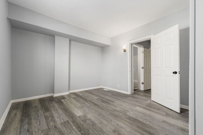 Building Photo - Freshly Updated Townhome Apartment!