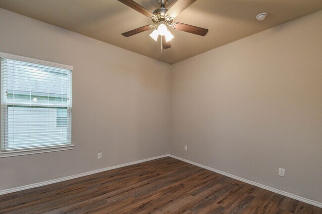 Building Photo - 15633 Sycamore Dr
