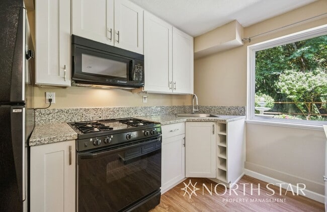 Building Photo - Beautiful Lake Oswego Ranch Home in Red Fo...