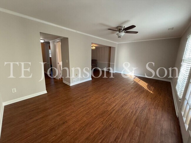 Building Photo - Modern 2-Bedroom with Granite Finishes & F...