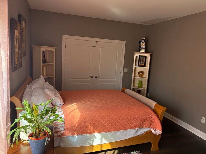 Full bedroom 1 with seating area. - 5516 Ridgemoor Dr