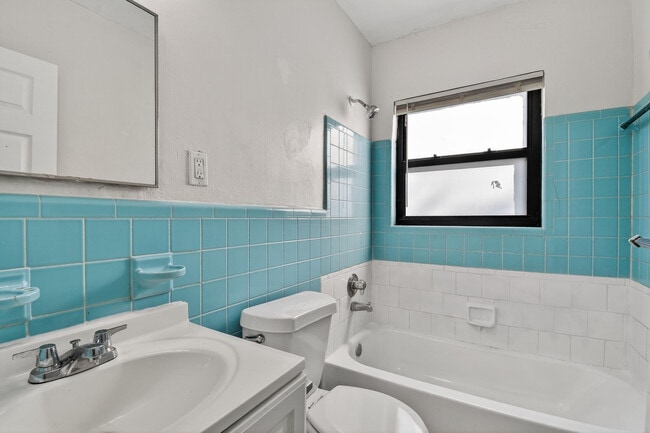 Building Photo - 1257 W 35th St