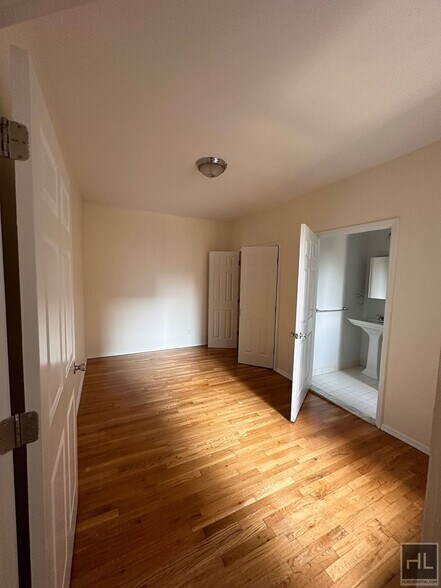 Building Photo - PERFECT WEST VILLAGE 1 BEDROOM - WON'T LAS...