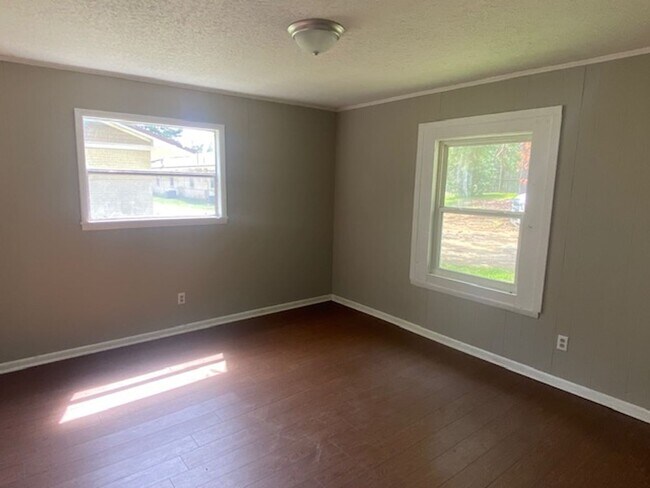 Building Photo - Renovated 2 Bedroom 1 Bath Unit for Rent!