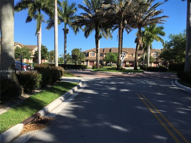 Building Photo - 3338 Lakeside Dr