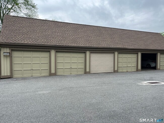Building Photo - 451 Heritage Vlg