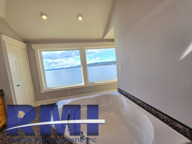 Building Photo - Waterfront Oasis!!!!