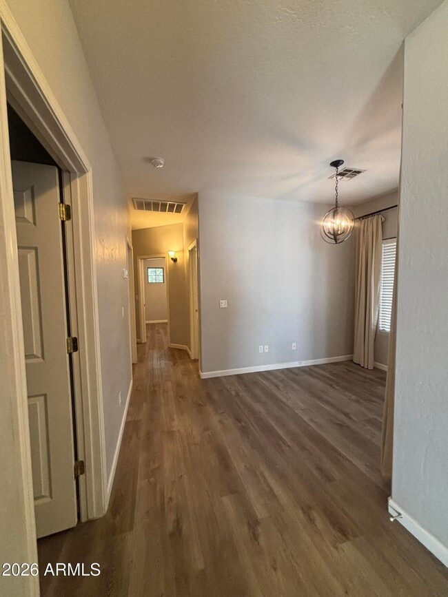Building Photo - 948 E Savannah Dr