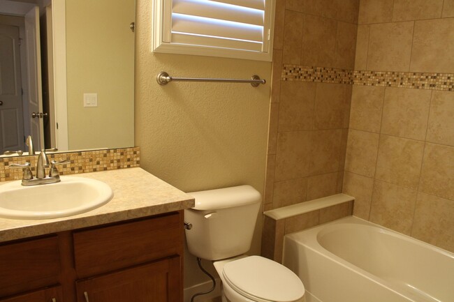 Building Photo - Modern Chic 2 Bedroom Condo