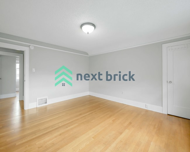 Building Photo - 4 Bed and 3 Bath Queen Anne Craftsman Hous...