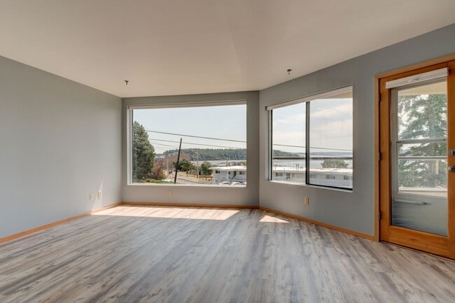 Building Photo - 2 Bed 2 Bath Water View Condo - Water/Sewe...