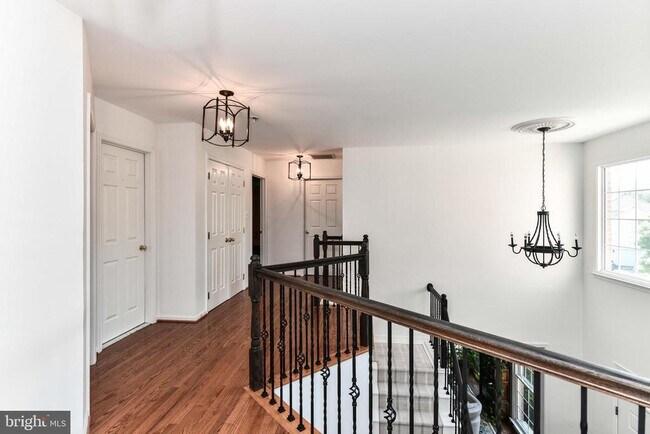 Building Photo - 641 Meade Dr SW