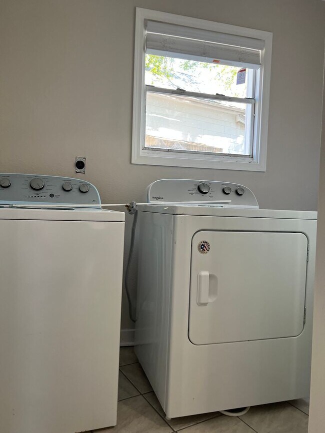 Building Photo - 908 N Main St