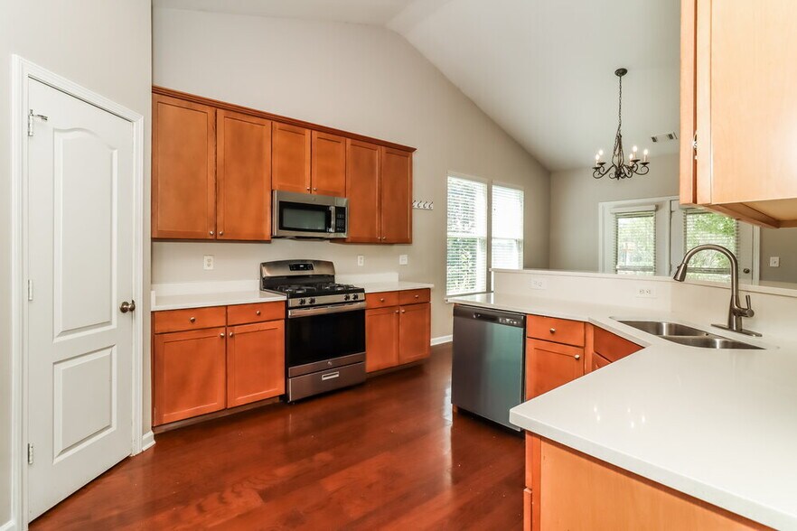 Building Photo - 4550 Black Hills Dr NW