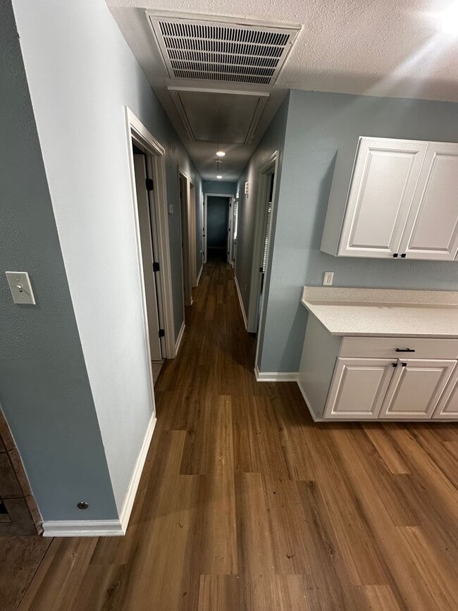 Building Photo - Quiet Neighborhood Living