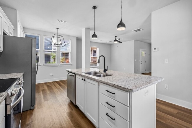 Building Photo - Beautiful and Modern Home!