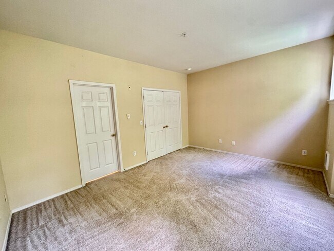 Building Photo - Secluded Renton Townhome