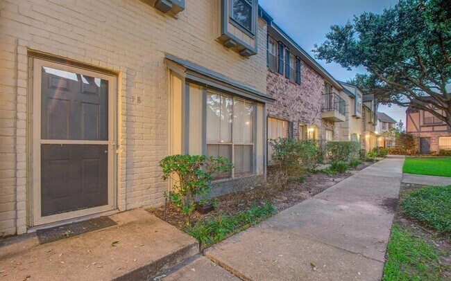 Building Photo - 14703 Barryknoll Ln