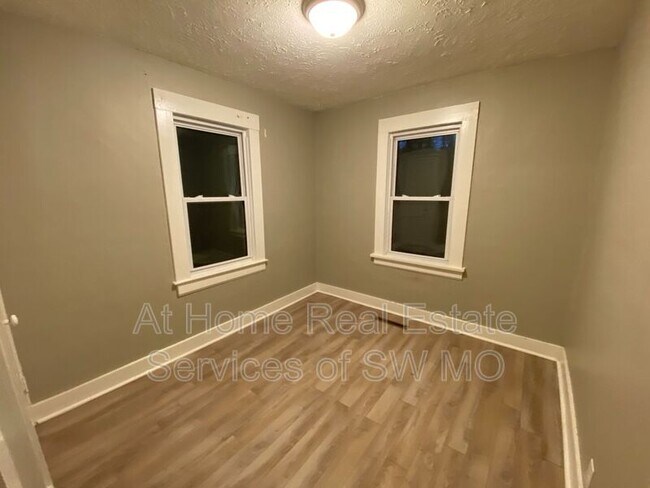 Building Photo - 2139 N Benton Ave