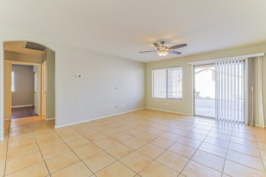 Building Photo - 1110 E Vernoa St