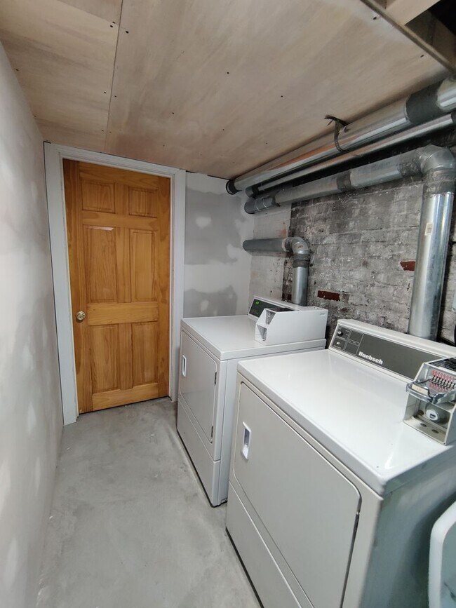 Building Photo - Brand New Unit in Brookline. Coolidge Corn...