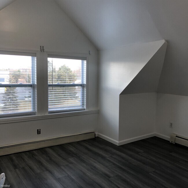 Building Photo - 1 br, 1 bath  - 3525 Joslyn Rd Top Unit