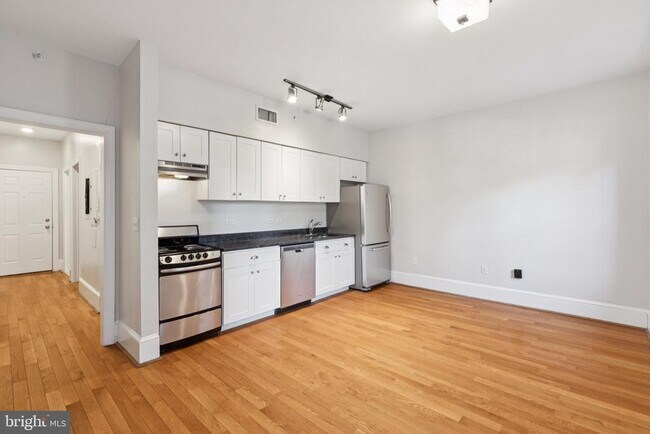 Building Photo - 1955 Locust St