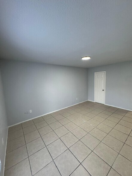 Building Photo - 8034 Antoine Dr