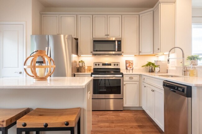 Building Photo - Blacksburg, 3BR / 2.5 BA, Available in August