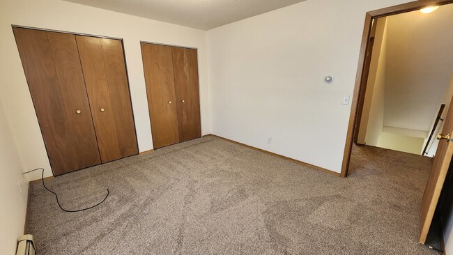Building Photo - 2 Bedroom, 1.5 Bathroom Townhouse With Att...