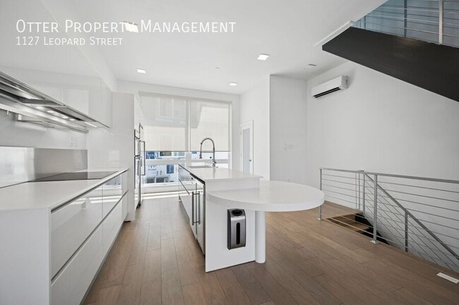 Building Photo - 1127 Leopard St