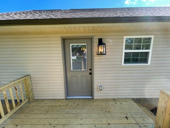 Building Photo - Maryville 37803 - 3 bedroom, 2 bath rancher - Call Ed Johnson (865) 924-5045