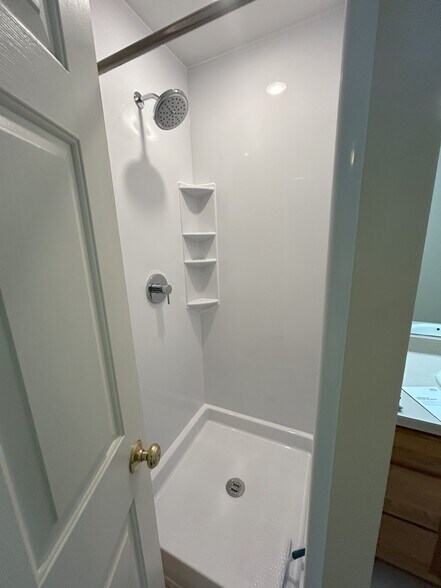 Shower - 1051 Tamarack Way