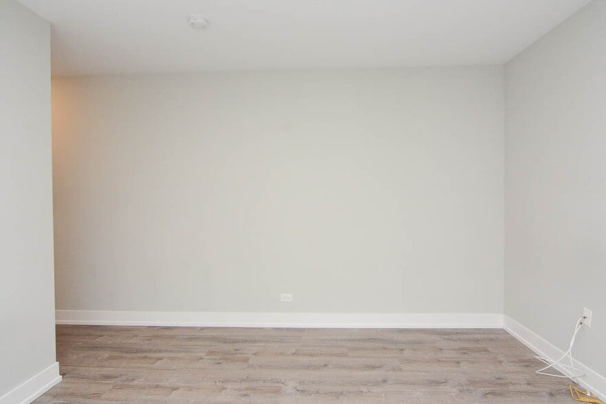 Building Photo - 722 W Brompton