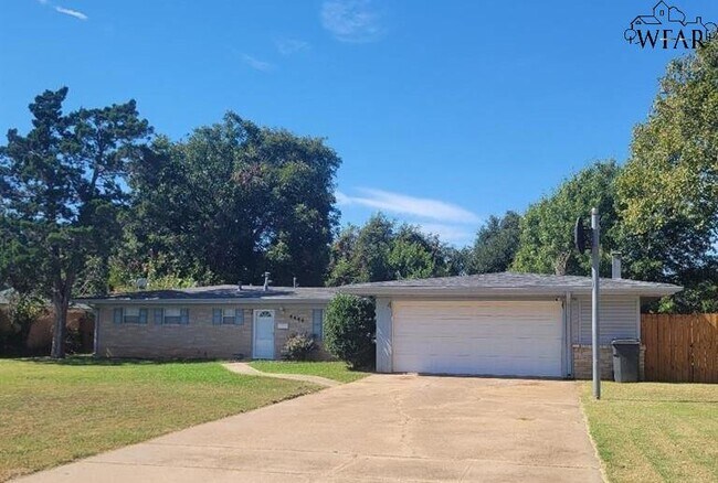 Building Photo - 4444 Phillips Dr