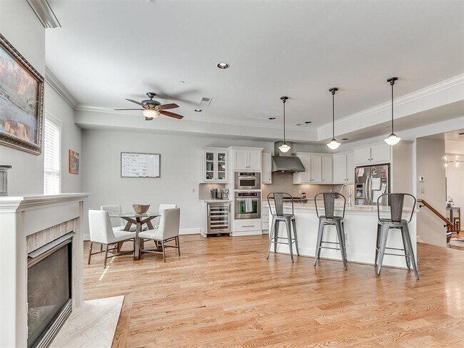 Building Photo - 414 NE 2nd St