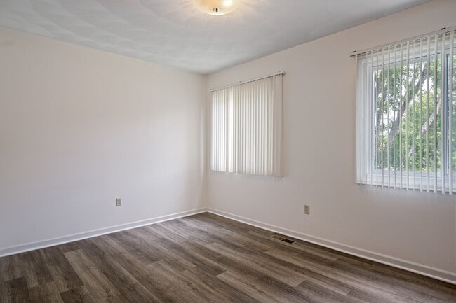 Building Photo - 3 or 4 Bed/ 3 1/2 bath