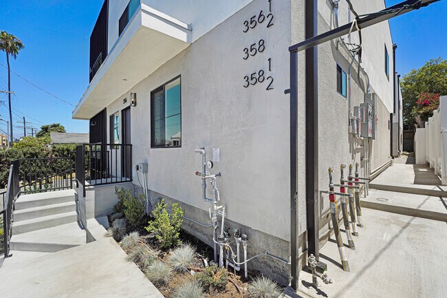 Building Photo - 358 N Chicago St