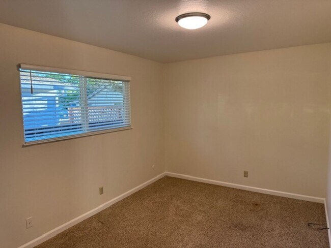 Building Photo - Cvet-2