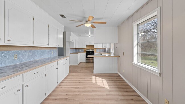 Building Photo - Cute home in New Boston