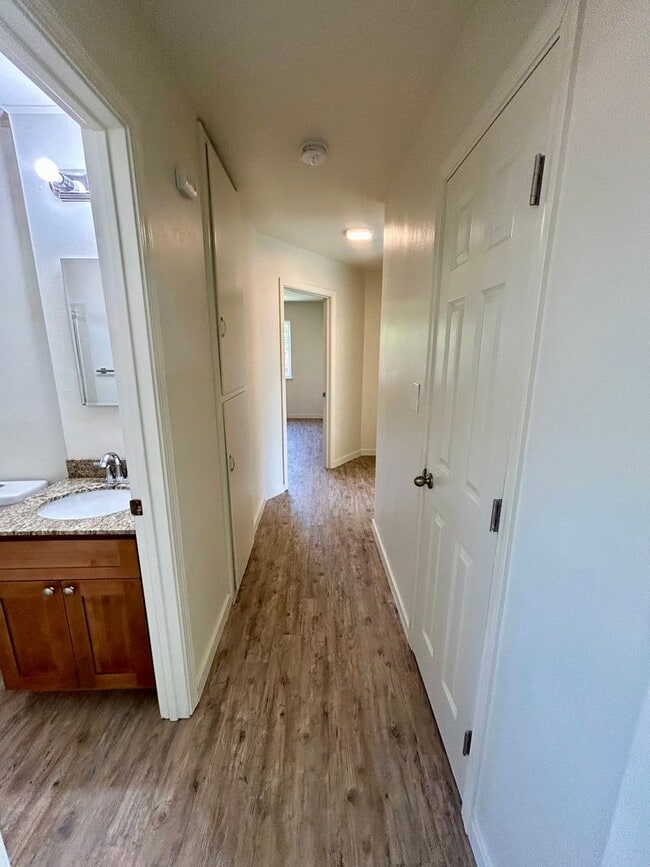 Building Photo - Completely Updated Irvington House!