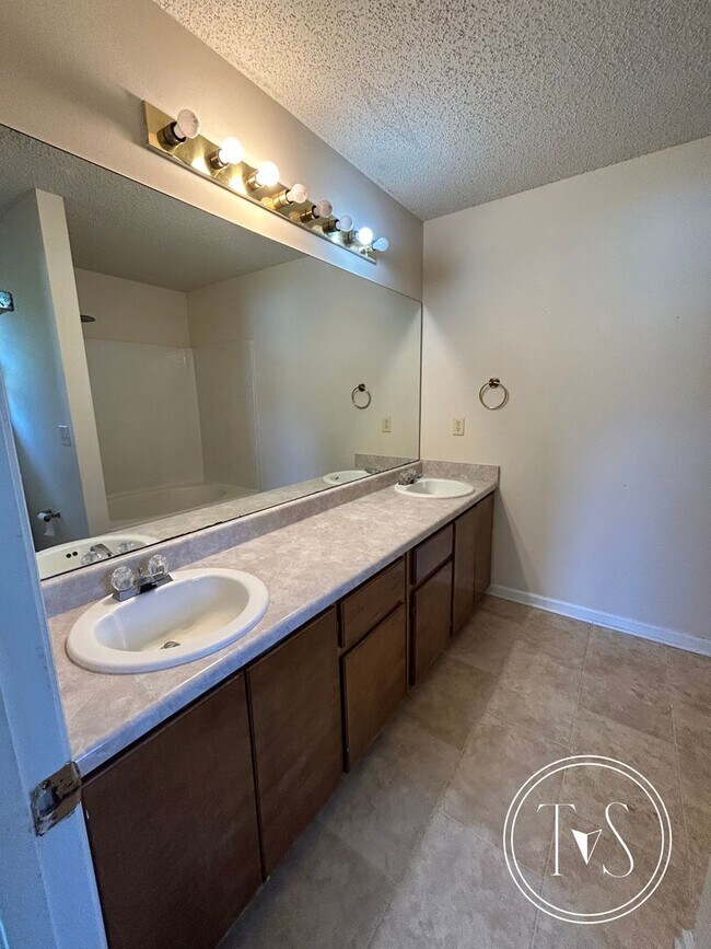 Building Photo - 109 Larkin Ct