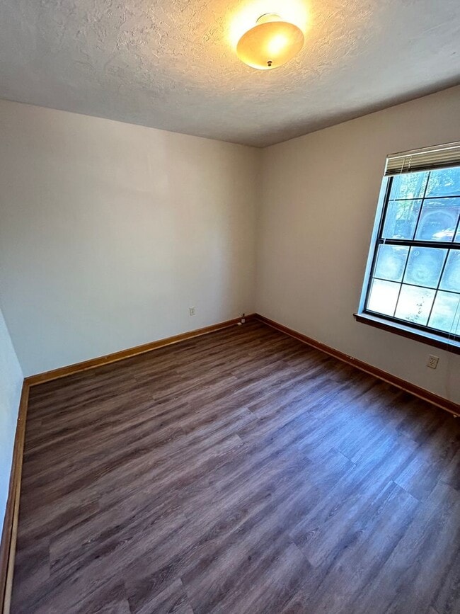 Building Photo - Gorgeous 2 Bedroom 1 1/2 Bathroom Duplex Located Off of North Monroe. Fresh Paint and New Flooring!