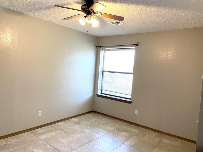 Building Photo - 1815 Nightingale Cir