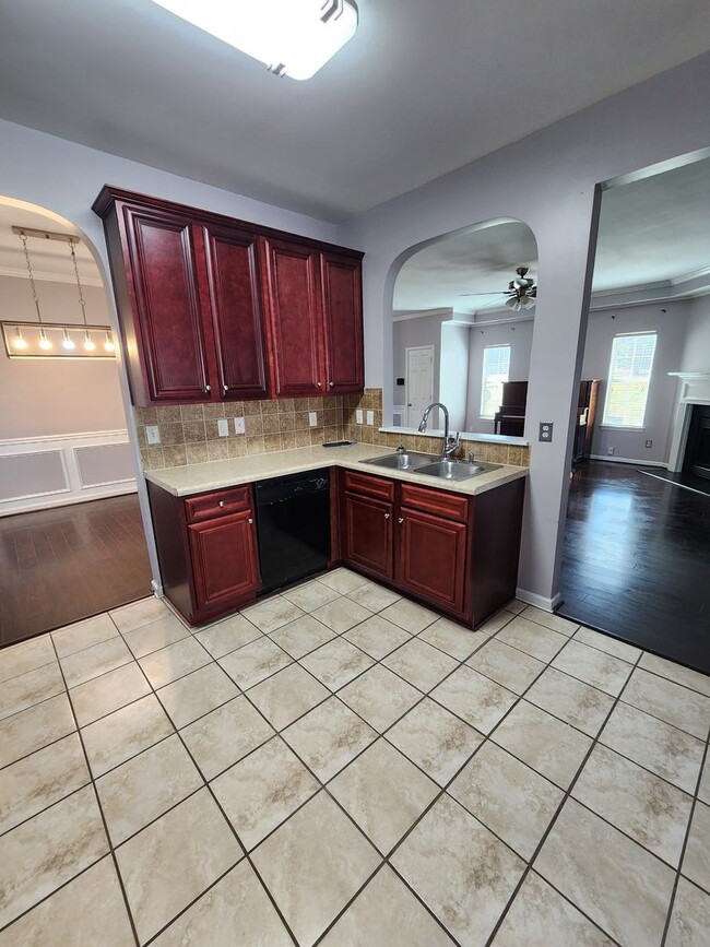 Building Photo - BEAUTIFUL 5 BEDROOM 3 BATHROOM HOUSE FOR RENT