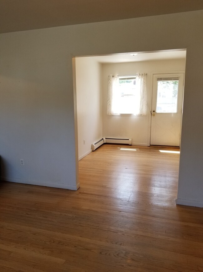 Dining/Conversion Room: 11’ x 8’ - 123 Meyer Oval