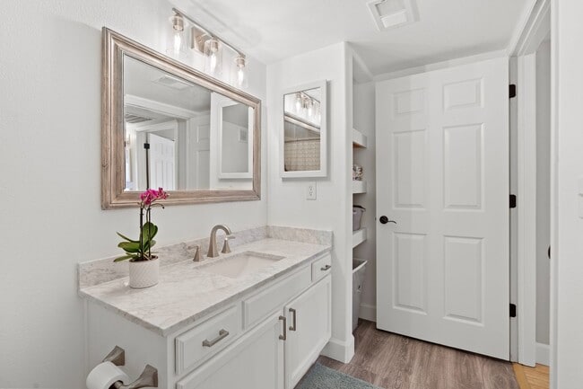 Building Photo - Best 2 Bed, 2 Bath Condo in Willow Ranch.