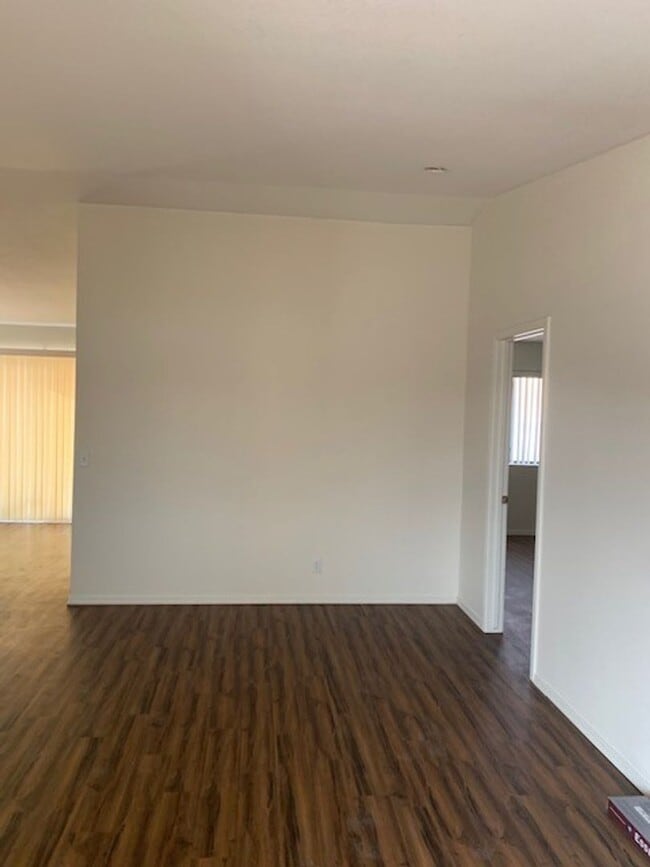 Building Photo - Unfurnished Full Time